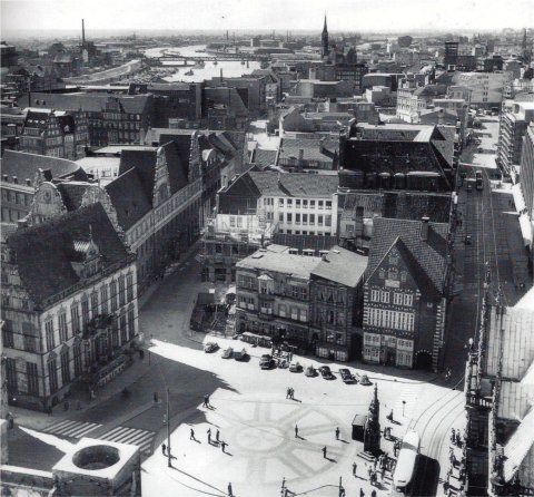 Blick auf den Bremer Marktplatz Richtung Westen, Schwarz-Weiß-Fotografie; Quelle: Nils Aschenbeck/Hans Werner Krysl